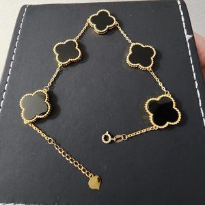 Gold bracelet with clover charm design - part 1